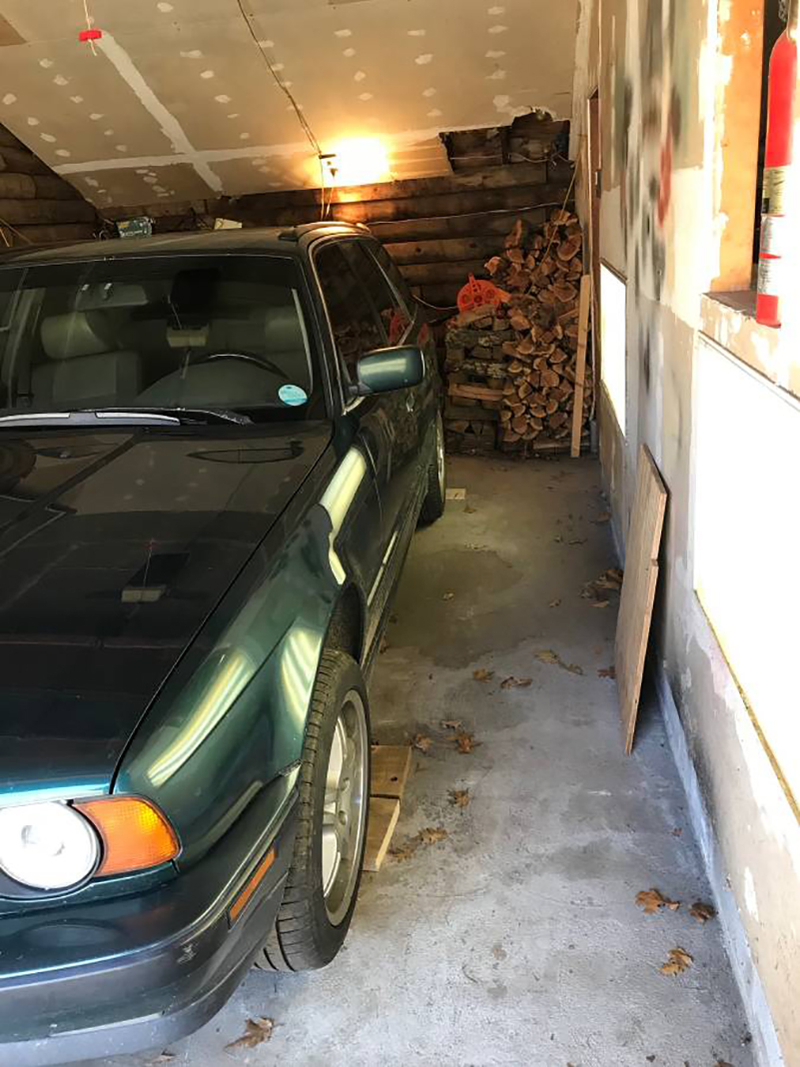 Illustration for article titled This Manual 1993 BMW 525i Wagon Actually Has a V12 From an 8 Series